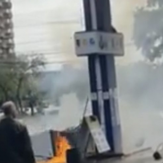 Bomba de posto de combustível incendeia em Foz do Iguaçu; vídeo