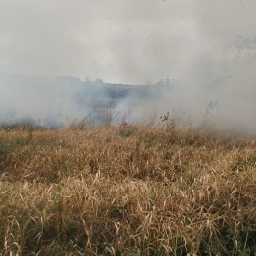 Bombeiros combatem incêndio de grandes proporções no interior de Guaíra e fazem alerta
