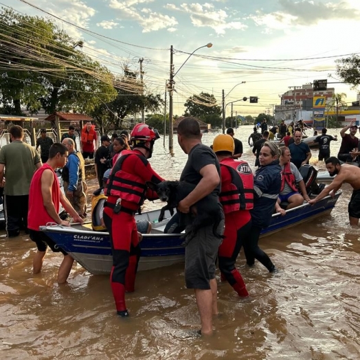 Bombeiros da Itaipu resgatam vítimas de alagamento no Rio Grande do Sul