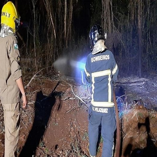 Bombeiros de Santa Helena combatem incêndio em aldeia de Diamante do Oeste