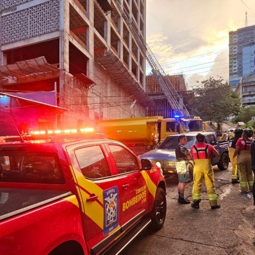 Bombeiros do Paraná ajudam a combater incêndio de grandes proporções no Paraguai