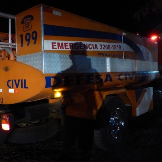 Bombeiros e Defesa Civil combatem incêndio em aviário em Santa Helena