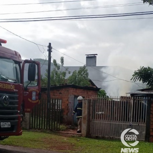Bombeiros e Defesa Civil combatem incêndio em residência em Santa Helena
