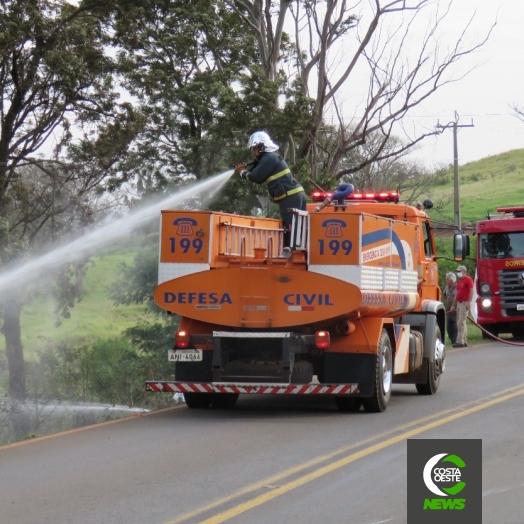 Bombeiros e Defesa Civil são acionados para combater incêndio às margens da PR 488 em Diamante do Oeste