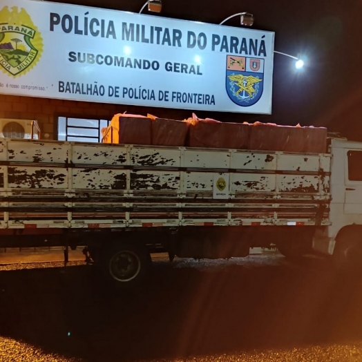 BPFRON apreende caminhão carregado com cigarros contrabandeados durante Operação Hórus em Entre Rios do Oeste