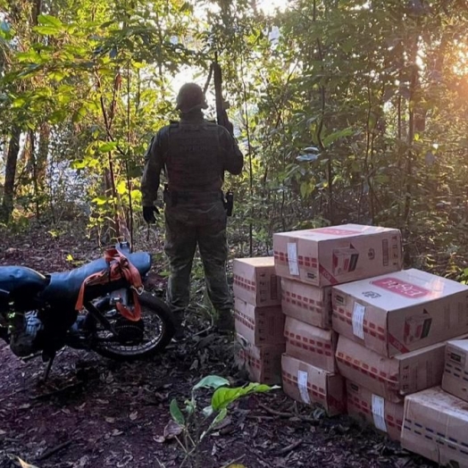 BPFRON apreende cigarros contrabandeados e motocicleta as margens do Rio Paraná em Guaíra