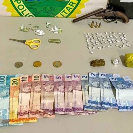 BPFRON apreende drogas e arma de fogo em Guaíra