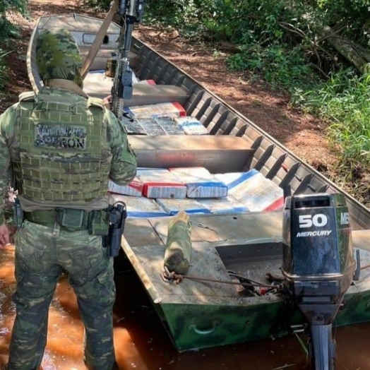 BPFRON apreende embarcação com quase 500 kg de drogas em Santa Helena