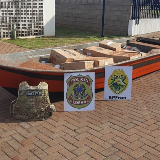 BPFRON, BOPE e PF apreendem barco com cigarros em Entre Rios do Oeste