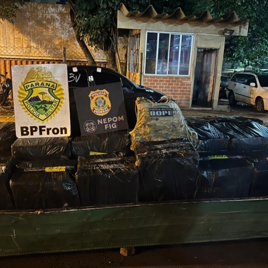 BPFRON, BOPE e Polícia Federal apreendem embarcação carregada com cigarros contrabandeados em Itaipulândia