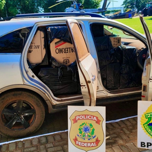 BPFron e NEPOM/PF apreendem veículo carregado com cigarros contrabandeados em região rural de Guaira