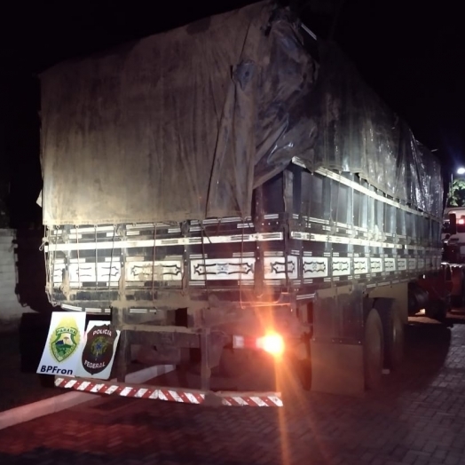 BPFRON e PF apreendem caminhão carregado com cigarros em São José das Palmeiras