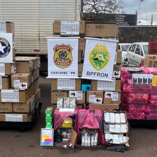 BPFRON e PF apreendem carreta carregada com mais de três mil aparelhos celulares em Cascavel