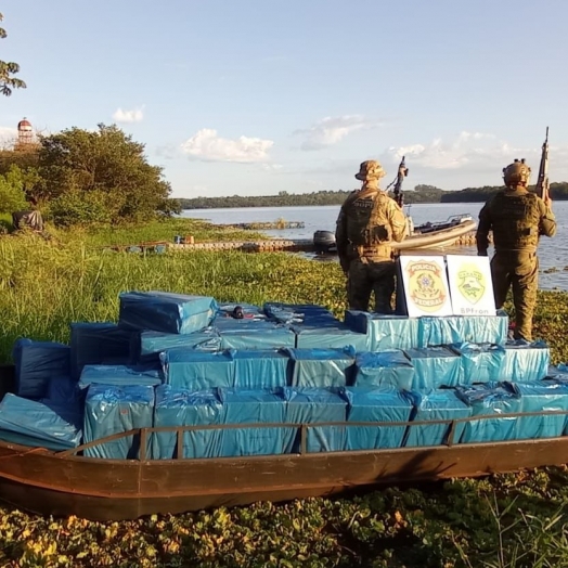 BPFRON e PF apreendem outro barco com cigarros em Pato Bragado