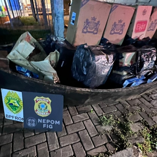 BPFRON e Polícia Federal apreendem barco carregado com cigarros contrabandeados em Foz do Iguaçu