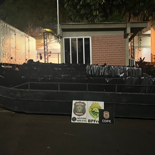 BPFRON, PF e PC apreendem embarcação carregada com cigarros em Itaipulândia.