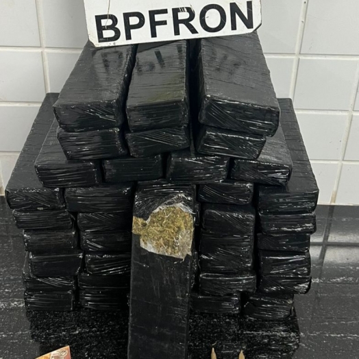 BPFRON prende mulher com malas carregadas com maconha em céu azul