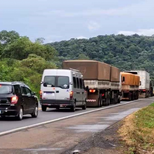 BR-277 está parcialmente bloqueada na Serra da Esperança em Guarapuava