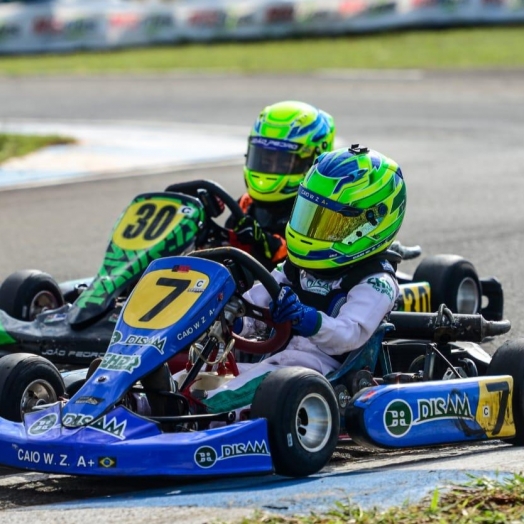 Caio Zorzetto sofre no Paranaense com cara de Copa do Brasil de Kart