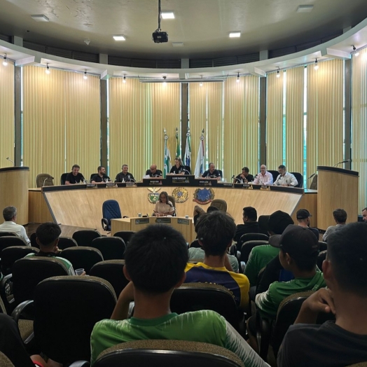 Câmara de São Miguel do Iguaçu recebe alunos da escola indígena Teko ñemongo em sessão ordinária