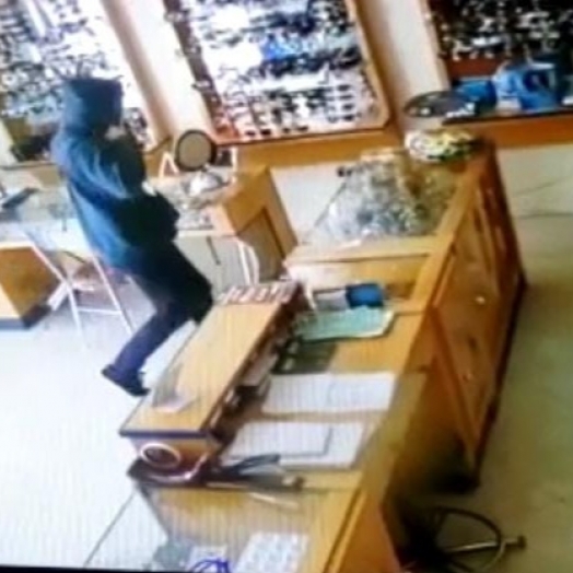 Câmera mostra ação de ladrões em relojoaria de Itaipulândia