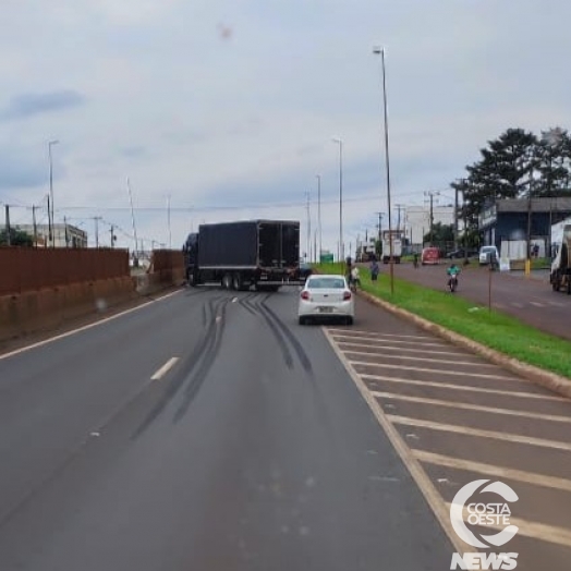 Caminhão bate para desviar de dois veículos na BR 277 em Medianeira