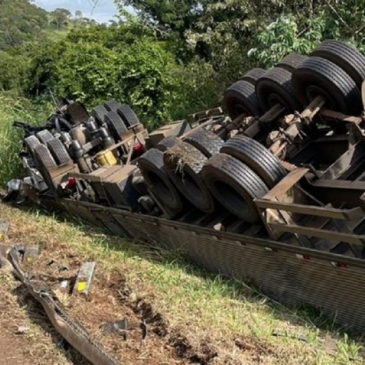 Caminhão carregado com amaciante tomba na BR-277 em Matelândia