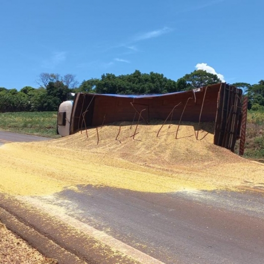 Caminhão carregado com grãos tomba na PR 495, em Missal