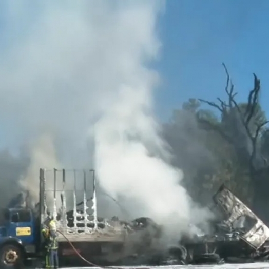 Caminhão carregado com pneus pega fogo e interdita PR-467, em Cascavel