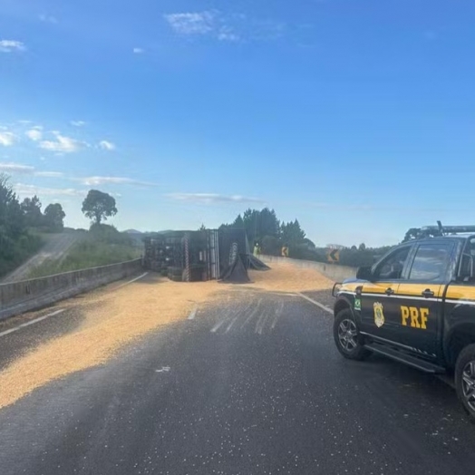 Caminhão carregado de milho tomba e interdita BR-277 na Região Metropolitana de Curitiba