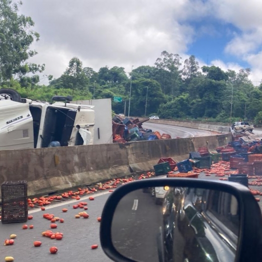 Caminhão carregado de tomate tomba na BR 277 em Matelândia