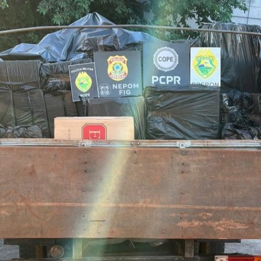 Caminhão com centenas de caixas de cigarros contrabandeados é apreendido em São Miguel do Iguaçu