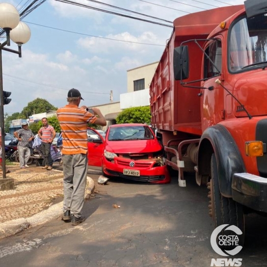 Caminhão e veiculo se enroscam em esquina no centro de Medianeira