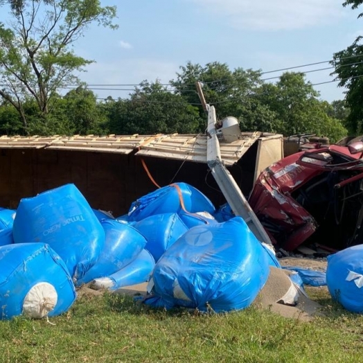 Caminhão fica destruído ao tombar no interior em Santa Helena e motorista sai ileso