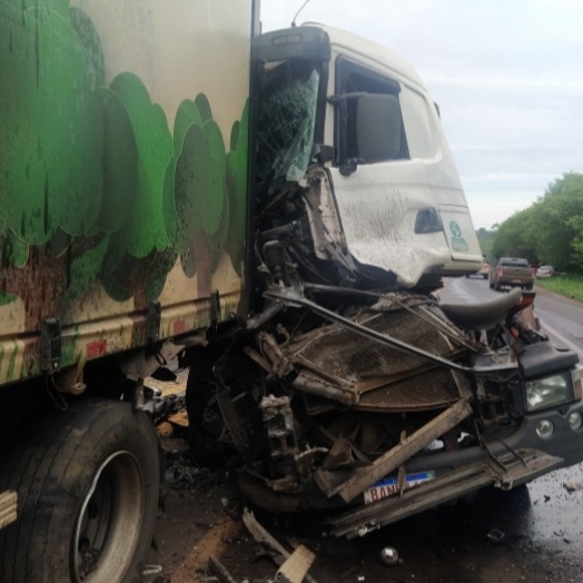 Caminhão fica destruído após violenta batida na BR-163 em Mercedes