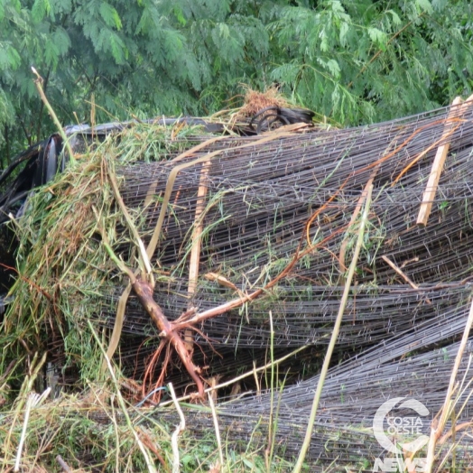 Caminhão fica destruído em acidente na Ponte Queimada entre Santa Helena e Diamante D