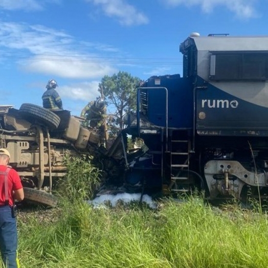 Caminhão pega fogo após bater contra trem no Paraná