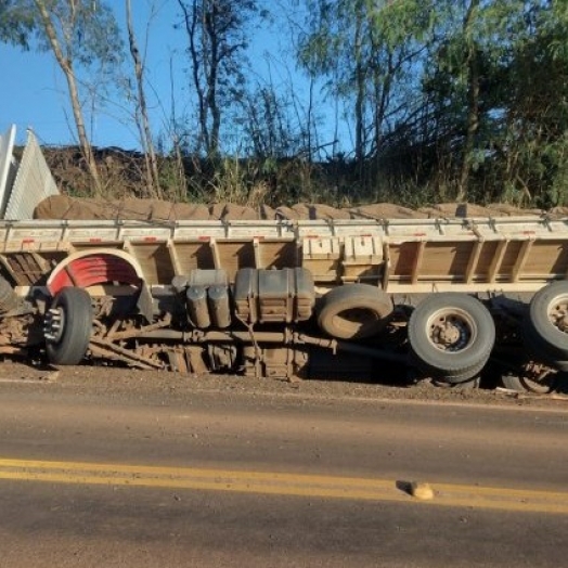 Caminhão tomba após pneu estourar na PR-495 em Missal