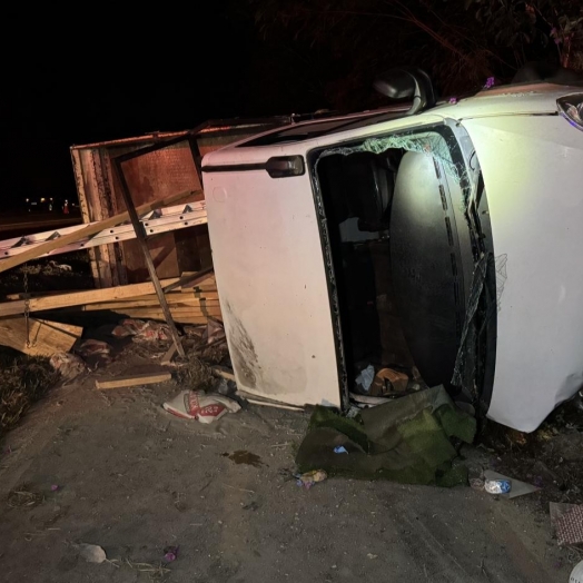 Caminhão tomba e duas pessoas ficam feridas próximo a Santa Helena