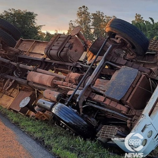 Caminhão tomba e motorista é socorrido em Diamante D