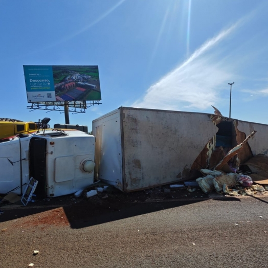 Caminhão tomba em trevo na PR-497, em Itaipulândia