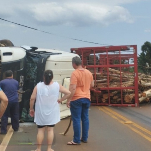 Caminhão tomba na PR495 e derruba carga de eucaliptos