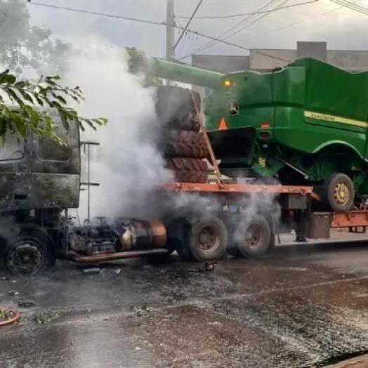 Caminhão Volvo é atingido por incêndio em São Miguel do Iguaçu