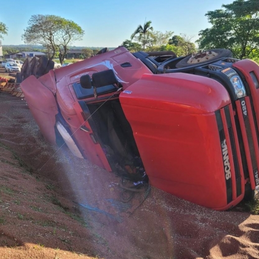 Caminheiro sai ileso em tombamento na PR 317 na “curva do cemitério” em Santa Helena