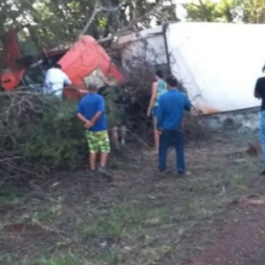 Caminhoneiro morre em tombamento de caminhão na PR-486