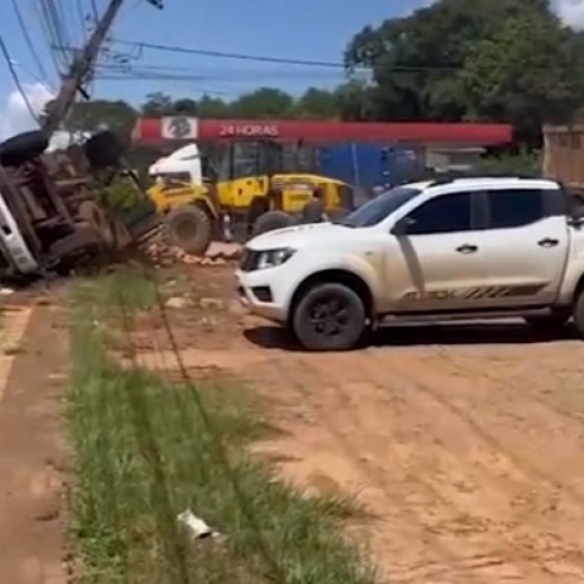 Caminhoneiro tomba veículo propositalmente para não invadir BR-277 após falta de freio