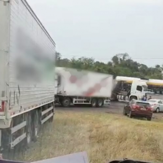 Caminhoneiros bloqueiam trechos da BR 277 e rodovias estaduais no Paraná