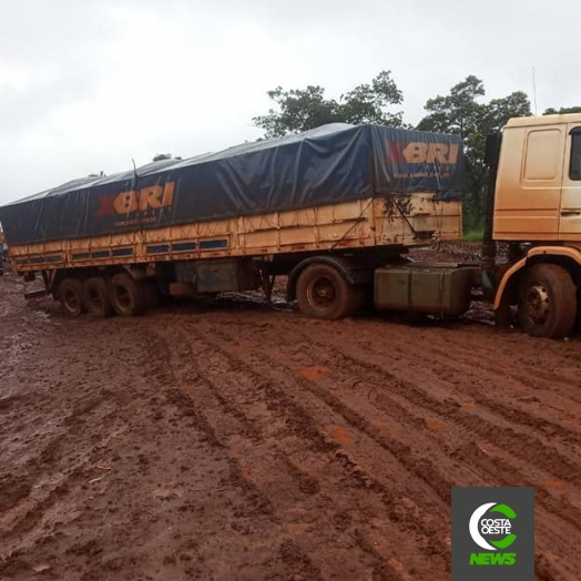 Caminhoneiros paraguaios e brasileiros enfrentam dias difíceis em Puerto Índio em períodos de chuvas