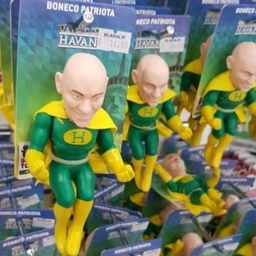 Capitão Brasil: Escultor paranaense processa Havan por uso indevido de projeto do boneco