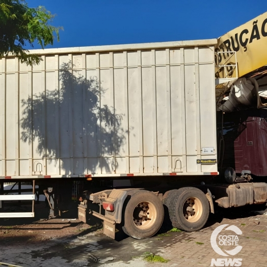 Carreta adentra em loja de materiais de construção em Santa Helena e motorista fica ferido